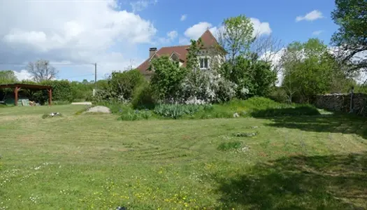 Maison quercynoise de 1980 type 6 avec 2500m² de jardin, secteur Gramat