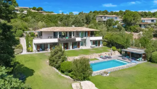 A louer à Punta d'Oro, belle villa récente, piscine et vue mer 