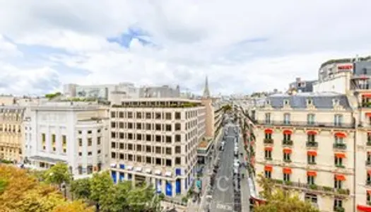 Situation exceptionnelle Avenue Montaigne face au Plaza Athénée! Parking dans l'immeuble.