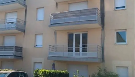 À louer appartement avec balcon et place de parking 