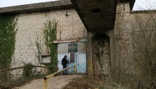 Entrepôt dans ancienne usine 