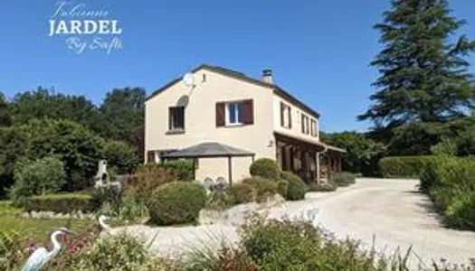 Grande maison avec piscine comprenant deux appartements 