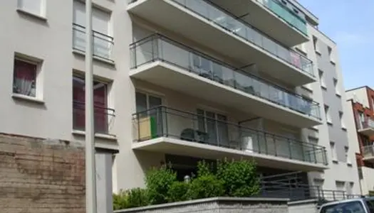 BEAU F2 lumineux avec grand balcon et garage 