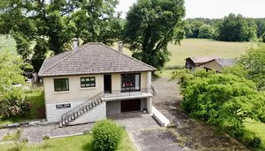 Maison avec dépendances et grand terrain clôturé 