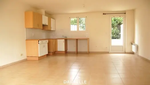 A vendre à Noves, maison mitoyenne 3 pièces, cour et parking. Idéal investisseur. 