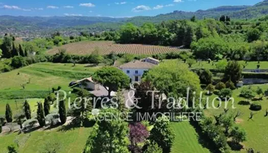 En Provence, magnifique propriété avec vue au coeur d'un joli parc arboré avec piscine et source 