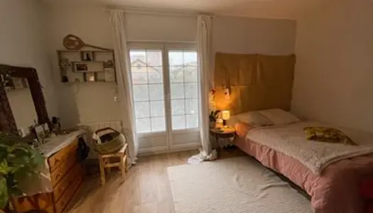 Chambre avec balcon privé dans maison partagée 