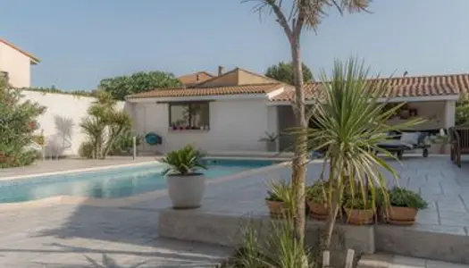 Très belle villa de plain-pied avec piscine et beaux espaces extérieurs, proche plages et village