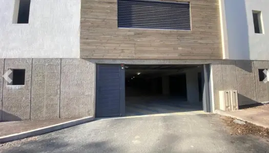 Domaine de terre rouge, place de stationnement dans un garage au sein d' une résidence d'architectu