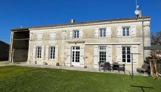 Maison charentaise avec dépendances et 1.5 hectare de terrain