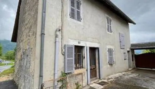 Ceyzérieu maison en pierre indépendante avec jardin et dépendances 