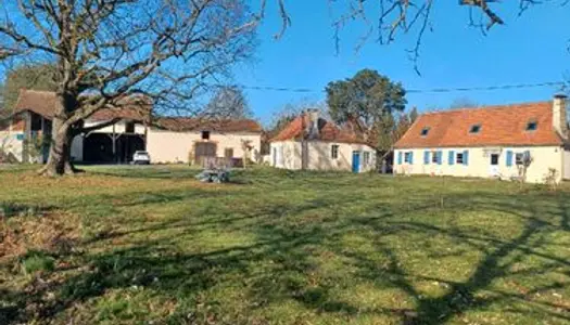 Maison béarnaise avec un parc boisé 