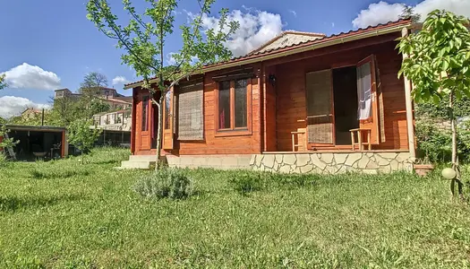 Chalet en bois avec garage et jardin. 