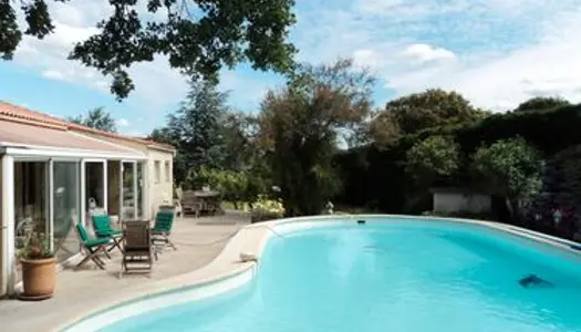 Maison de plain-pied sur terrain arboré avec piscine en Drôme Provençale 