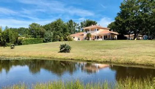 Maison familiale dans écrin de verdure 