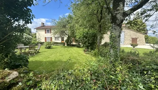 Ferme avec dépendance, grands jardins, piscine et paddock. 