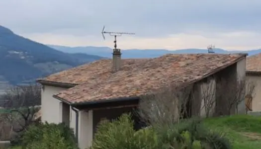 Maison en pierre avec terrasse au sud et cave