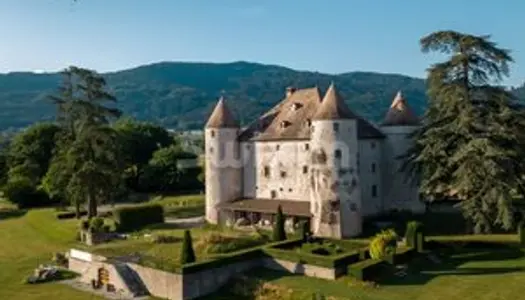 Majestueux Château du XVème Siècle 