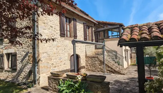 Maison de village en pierre et son double garage 