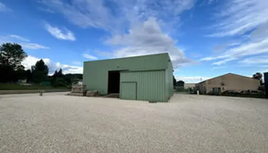 Grignan , entrepôt de 180 m2 en Zone Artisanale sur 1120 m2. 