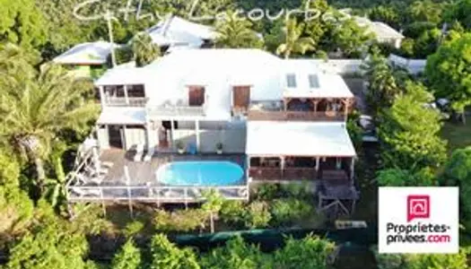 97125 BOUILLANTE - Villa comprenant 5 appartements vue mer et piscine