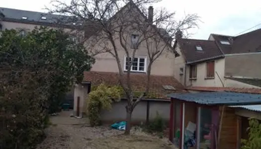 Loue petite maison de ville dans Nogent Centre 