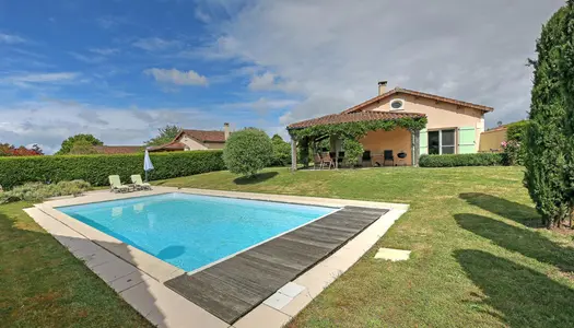 Villa immaculée avec 2 chambres et 2 salles de bains, piscine chauffée près du terrain de 