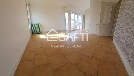 Appartement lumineux refait à neuf à deux pas de tout commerce.