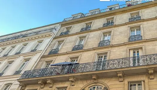 Paris 8 - Au sein d'un bel immeuble 1900, appartement de standing rénové de 102m² (3 ch) au 2ème