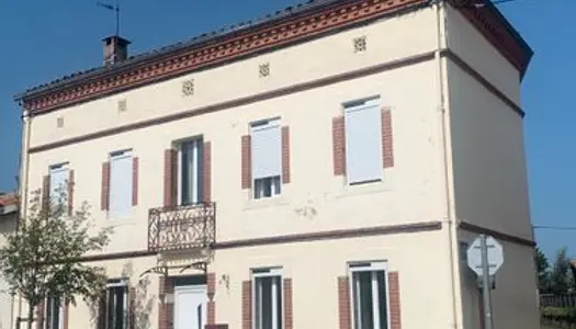 Exclusivité à Villefranche : spacieuse maison bourgeoise de 260m2, quatre chambres ou plus, avec j