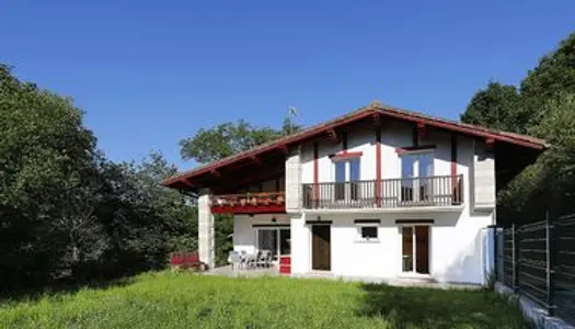 Magnifique Villa de style Basque, à acheter, située à 15 minutes de la Plage d´Hendaye (64) 