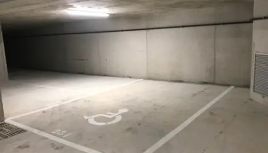 Carros les plans loue grand parking souterrain 60m2 bientot boxé 