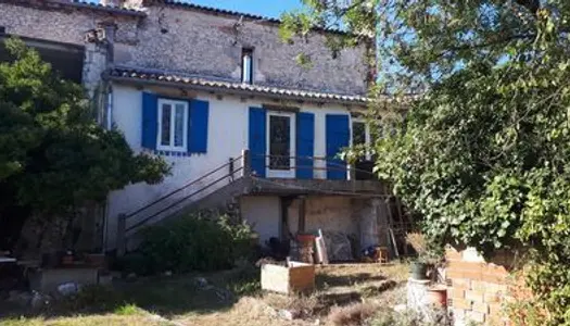 Maison de village en pierre avec jardin