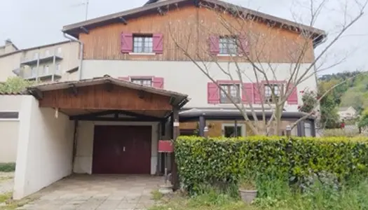 Au bourg d'Escoutoux, l'idéal pour une famille! Maison type F6 avec garage, atelier et terrasse.