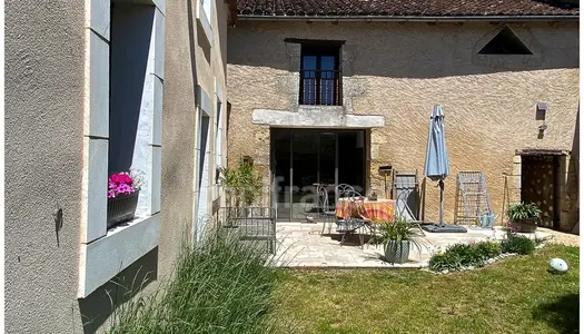 Dpt Dordogne (24), à vendre proche de AGONAC maison rénovée P5 de 138 m² - Terrain de 280,00 m² 
