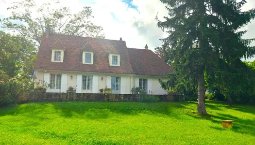 Découvrez cette maison de charme en Périgord noir, sur les hauteurs avec vue sur la Dordogne. 