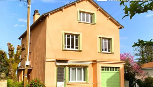 Maison de 6 chambres très bien présentée dans le village de Mialet, au nord de la Dordogne. 