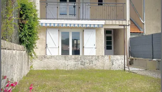 Maison de ville, 3 chambres, salle de bain, balcon, terrasse ensoleillée et jardin clos 