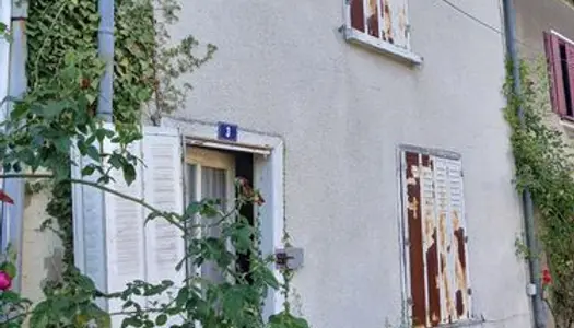 MAISON D'HABITATION à rénover entièrement - avec petite dépendance 