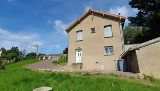 Maison de village sur sous - sol compartimenté et terrain de 860 