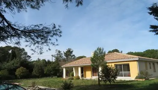 Belle villa contemporaine de plus de 150 m2 avec piscine et garage sur terrain de 2 000 m2