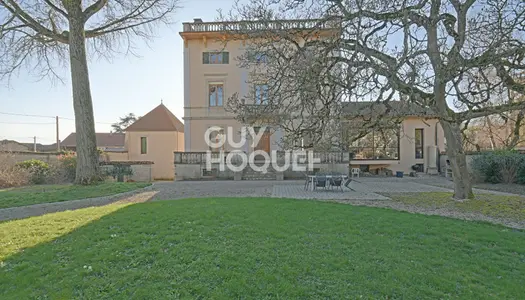 (Visite virtuelle) Maison bourgeoise de 350 m² avec un magnifique jardin arboré sur un terrain de 