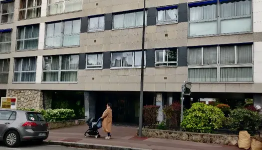 Appartement à usage professionnel autorisé en copropriété.