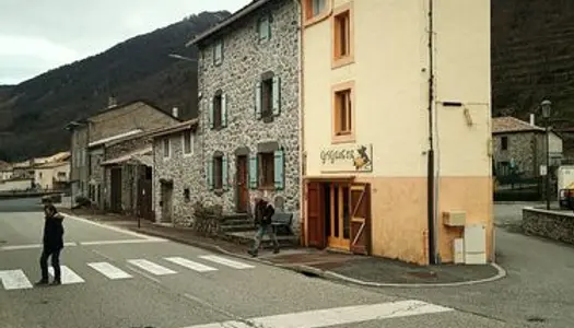 Petite maison atypique au coeur de l'Ardèche en bord de nationale dans un petit village