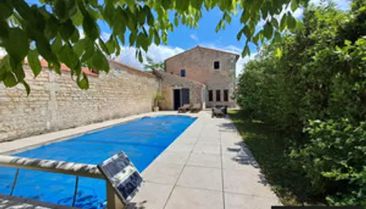 Maison T7 ancienne rénovée avec piscine et grand jardin 