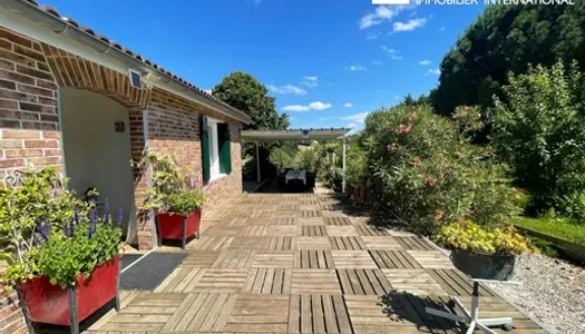 Maison familiale de plain-pied, avec quatre chambres, située dans une belle campagne calme 