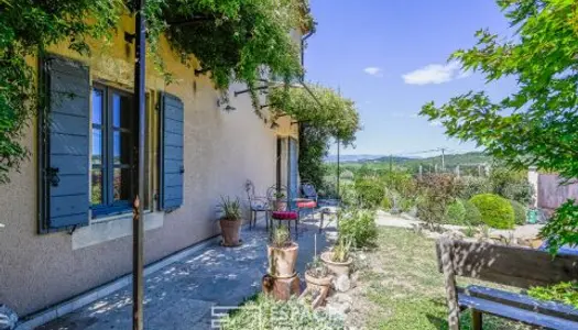 Élégante maison de hameau et son jardin paysagé 