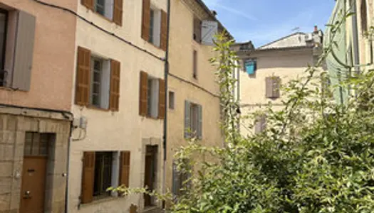 Montfort-sur-Argens- Maison de village de type 3. 