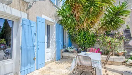 Maison perchée dans le bleu de Provence 