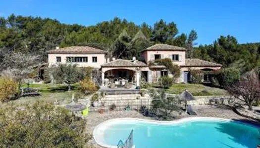 Villa familiale au coeur de la colline Provençale